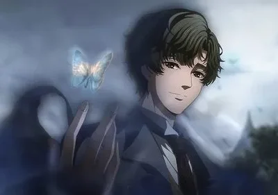 Um jovem de anime de terno, com cabelo escuro, sorri suavemente. Ele estende a mão para borboletas azuis luminosas. Cenário nublado e mágico.