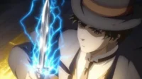 Homem de anime com chapéu e terno segura uma adaga envolta em relâmpagos azuis, olhar sério. Fundo escuro com brilho.