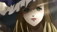 Mulher de anime com cabelos claros, olhos verdes marcantes e chapéu com laço azul. Ela sorri suavemente, iluminada por raios de luz.