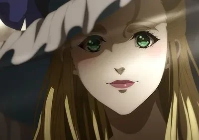 Mulher de anime com cabelos claros, olhos verdes marcantes e chapéu com laço azul. Ela sorri suavemente, iluminada por raios de luz.