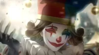 Close-up de personagem estilo anime com maquiagem de palhaço e chapéu de bobo sorri. Mão aberta emana luz brilhante, fundo mágico borrado.