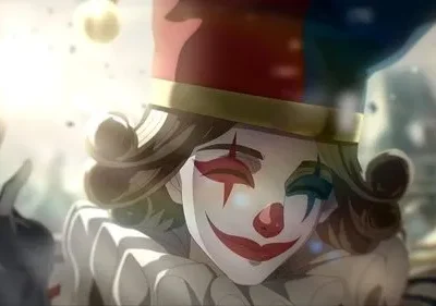 Close-up de personagem estilo anime com maquiagem de palhaço e chapéu de bobo sorri. Mão aberta emana luz brilhante, fundo mágico borrado.