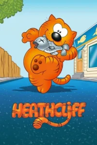 Gato laranja rechonchudo de desenho animado, sorrindo maliciosamente com um peixe na boca, em rua animada com loja de peixes.