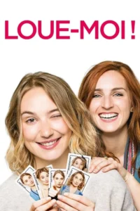 Duas mulheres sorrindo em fundo branco. Uma loira pisca segurando cartas com sua imagem em várias profissões,enquanto uma ruiva ri ao lado.