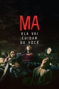 Mulher sentada com 4 jovens caídos num sofá escuro. Uma garota com sangue,um garoto com rosto branco. Ambiente sombrio e tenso.
