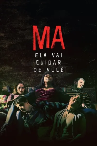 Mulher sentada com 4 jovens caídos num sofá escuro. Uma garota com sangue, um garoto com rosto branco. Ambiente sombrio e tenso.