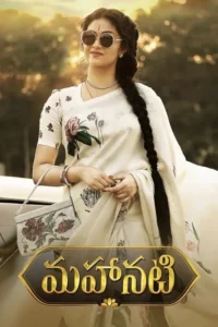 Mulher elegante em sari branco floral, óculos escuros e trança longa. Posa sorrindo ao ar livre, com fundo solar e carro.