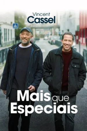 Dois homens sorridentes, um com barba e boné, o outro limpo, parados numa rua urbana. Clima amigável e positivo.