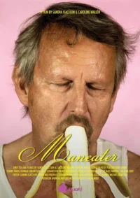 Homem com bigode, olhos fechados, comendo uma banana descascada contra um fundo rosa. Expressão concentrada, peculiar.