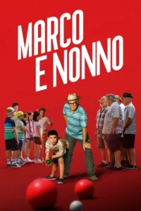 Um garoto e um homem idoso jogam bocha, observados por crianças e outros homens. Fundo vermelho. Clima animado.