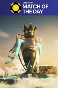 Imponente troféu de futebol,dourado e metálico,com fitas azuis,repousa sobre nuvens com montanhas e céu dramático.