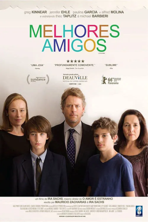 Cinco pessoas sérias – um homem,duas mulheres e dois adolescentes – olham fixamente. Fundo branco. Clima dramático e introspectivo.