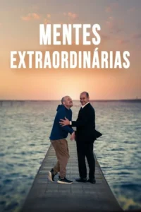 Dois homens, um de terno e outro casual, riem e interagem num pier sobre a água. Pôr do sol e clima acolhedor.