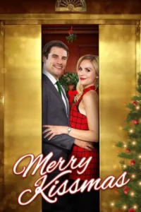 Casal sorridente em portas douradas de elevador,cercados por decorações de Natal. Clima festivo e romântico.