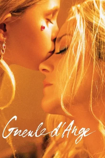 Close-up de duas mulheres loiras com iluminação dourada. Uma beija a testa da outra, que tem olhos fechados. Clima íntimo.