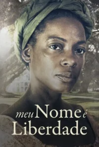 Pôster vintage:mulher negra com turbante verde e expressão séria. Ao fundo,casa colonial e árvores. Clima dramático e histórico.