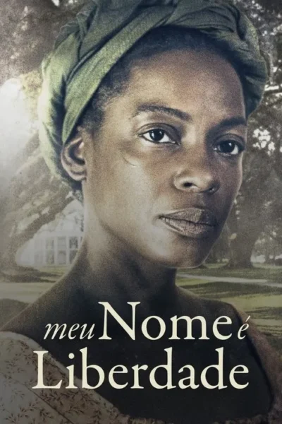 Pôster vintage: mulher negra com turbante verde e expressão séria. Ao fundo, casa colonial e árvores. Clima dramático e histórico.