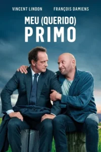 Dois homens sentados em malas num campo verde. Um de terno, pensativo; o outro sorri, de casaco. Céu azul nublado.