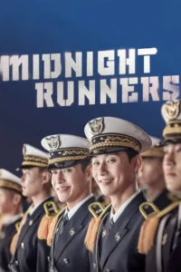 Dois jovens sorridentes em uniforme de cadete com boné branco. Colegas em fila atrás. Fundo azul.