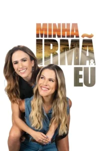 Duas mulheres sorrindo,uma de carona nas costas da outra. Cenário de estrada deserta ao pôr do sol,sugerindo viagem e união.