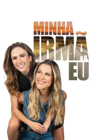 Duas mulheres sorrindo, uma de carona nas costas da outra. Cenário de estrada deserta ao pôr do sol, sugerindo viagem e união.