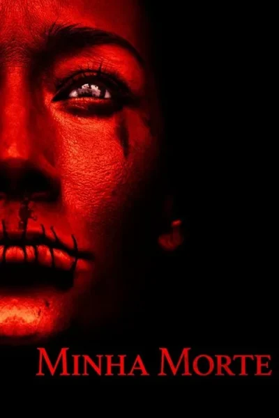 Pôster de terror. Close-up do lado esquerdo de um rosto feminino vermelho, com um olho aberto, mancha escura abaixo e boca costurada.