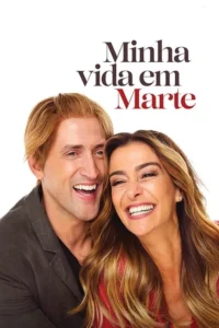 Pôster de comédia. Um homem de cabelo loiro e uma mulher de cabelo castanho longo riem próximos,de ombros,contra fundo branco.