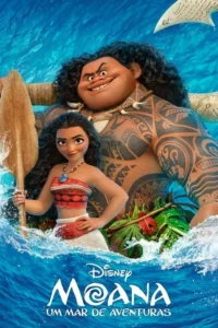 Jovem com remo e homem musculoso tatuado sorrindo no oceano azul,com ondas e plantas tropicais. Clima de aventura.
