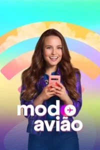 Jovem sorridente com smartphone rosa, vestindo jaqueta roxa, sobre fundo vibrante de arco-íris e nuvens.