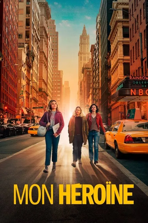 Mon Heroine 1 Três mulheres caminham em uma rua movimentada de Nova York ao pôr do sol,com táxis amarelos e arranha-céus. Clima urbano e vibrante.