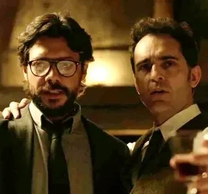 Dois homens de terno brindam com copos em ambiente escuro. Um de óculos tem expressão confiante, o outro, séria e atenta.