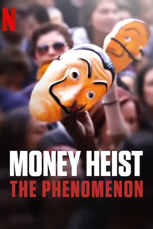 Money Heist:The Phenomenon 1 Mão segura máscara facial laranja com bigode e sobrancelhas pretas,erguida contra uma multidão desfocada.