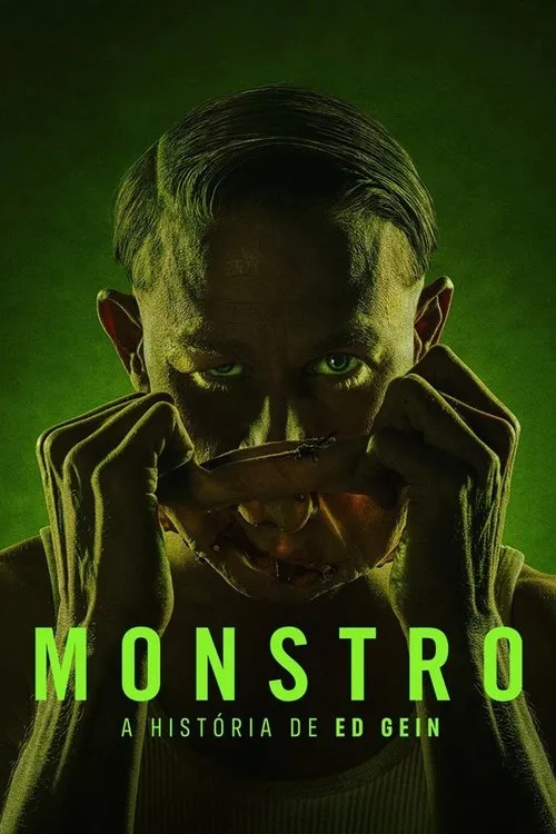 Monstro:A História de Ed Gein 1 Um homem com olhar penetrante,olhos verdes e cabelo penteado para trás,segura um pedaço de pele costurada sobre sua boca. Fundo verde escuro e sombrio.