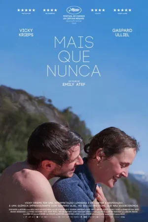 Homem e mulher sorrindo em abraço terno, com montanhas e céu azul ao fundo. Clima íntimo e sereno.