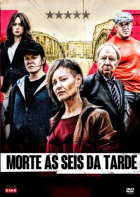 Seis personagens com expressões sérias posam à frente de uma ponte urbana. Predominam cores escuras e clima tenso de drama.
