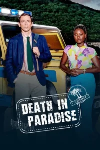 Morte no Paraíso 8 Pôster: Um homem branco de terno e uma mulher negra de camisa florida em frente a um jipe policial amarelo, em paisagem tropical verde.