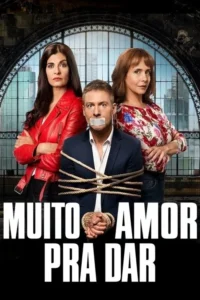 Homem de terno amarrado e com boca selada,ladeado por duas mulheres sérias (uma de vermelho,outra floral). Fundo de janela grande com cidade. Clima cômico.