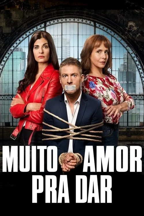 Homem de terno amarrado e com boca selada,ladeado por duas mulheres sérias (uma de vermelho,outra floral). Fundo de janela grande com cidade. Clima cômico.