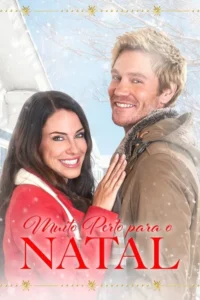 Casal sorridente em primeiro plano,agasalhado,contra um fundo de inverno nevado com árvores e uma casa. Clima natalino e feliz.