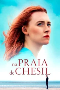 Mulher ruiva com cabelo ao vento e olhar sério domina o pôster. Abaixo, um homem solitário na praia com mar e céu azul.