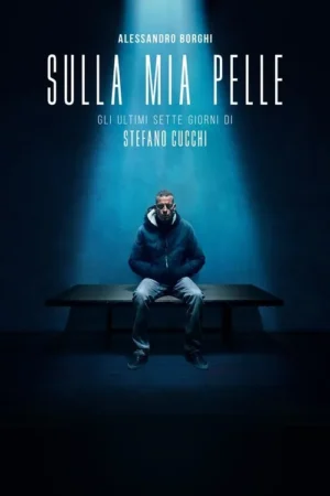 Homem de capuz e jeans sentado em um banco sob um foco de luz em um ambiente azulado e escuro. Clima de confinamento e seriedade.