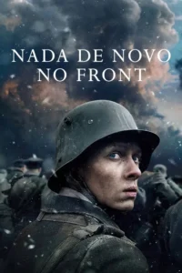 Jovem soldado com capacete,rosto sujo e olhos azuis,olha para trás em meio a neve e outros militares. Atmosfera de guerra sombria.
