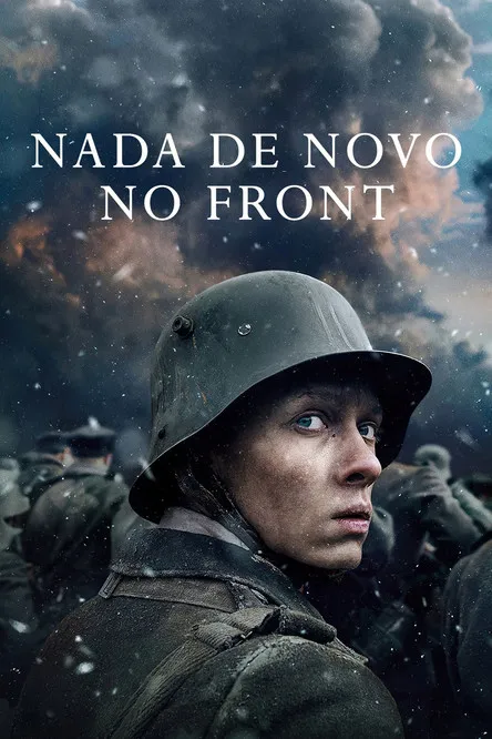 Nada de Novo no Front 1 Jovem soldado com capacete,rosto sujo e olhos azuis,olha para trás em meio a neve e outros militares. Atmosfera de guerra sombria.