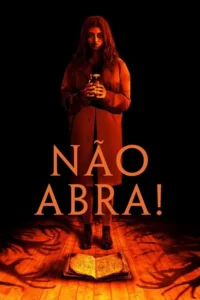 Pôster de terror: Mulher sombria com pote, em ambiente escuro. Luz laranja projeta sombras arrepiantes de garras e um livro no chão.