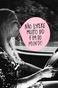 Mulher loira P&B dirige, soprando bolha rosa de chiclete com a frase NÃO ESPERE MUITO DO FIM DO MUNDO.
