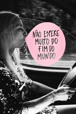 Mulher loira de perfil, em P&B, dirige. Bola de chiclete rosa exibe NÃO ESPERE MUITO DO FIM DO MUNDO. Imagem granulada, clima sombrio.