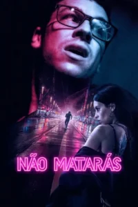 Pôster neon azul e rosa. Homem de óculos,mulher tatuada. Uma pessoa corre em rua noturna molhada e reflexiva,clima tenso.