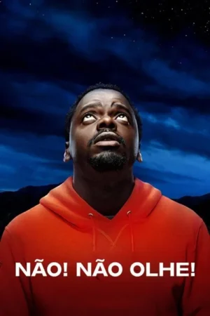 Um homem de moletom laranja olha para um céu noturno estrelado, com uma expressão de espanto e apreensão.