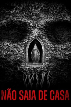 Estátua religiosa em nicho gótico, cercada por hera escura que forma uma caveira. Cenário sombrio e misterioso.