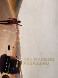Homem de pé em estrada deserta, braço estendido. Um carro com porta-malas aberto à frente. Cenário árido, clima de suspense.